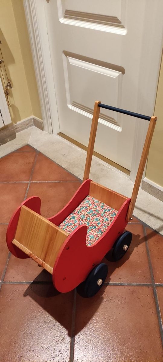 Cochecito bebé de juguete.