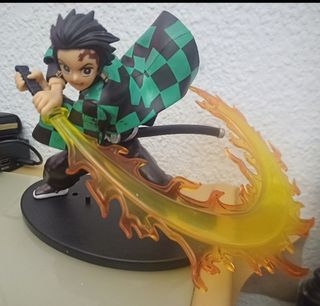 FIGURA TANJIRO DEMON SLAYER ESPADA FUEGO GRANDE