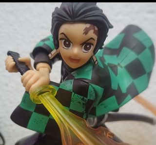 FIGURA TANJIRO DEMON SLAYER ESPADA FUEGO GRANDE
