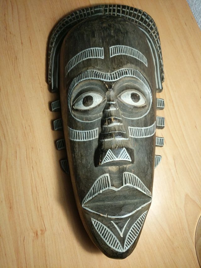 Mascara africana madera 