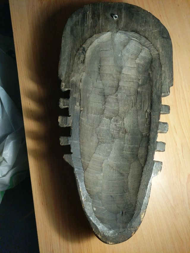 Mascara africana madera 