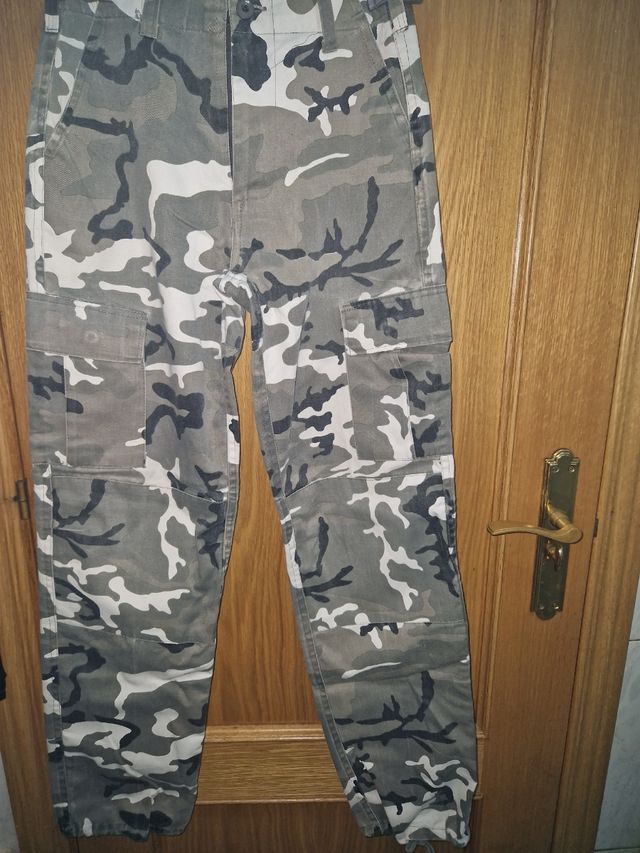 Pantalón camuflaje  gris talla 34-36