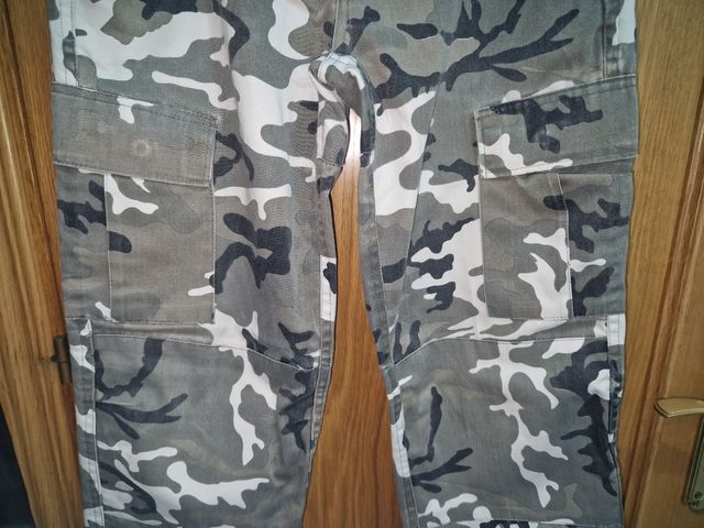 Pantalón camuflaje  gris talla 34-36