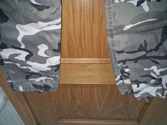 Pantalón camuflaje  gris talla 34-36