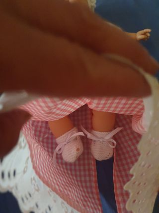 Muñeca a estrenar, vestida a mano