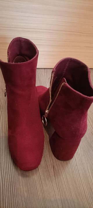 Botin granate burdeos ante Stradivarius 37