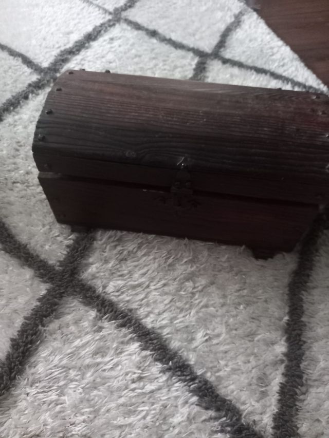 Cofre de madera hecho a mano