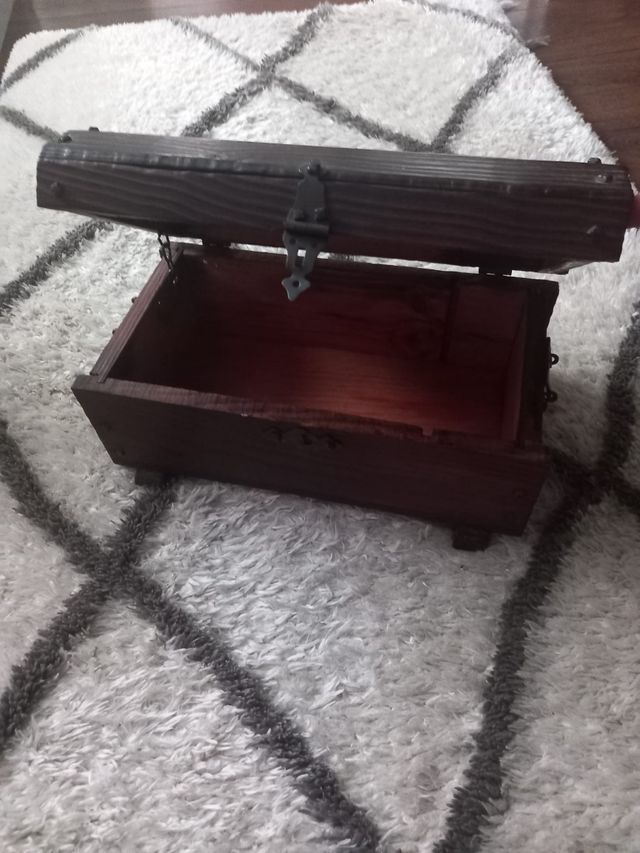Cofre de madera hecho a mano