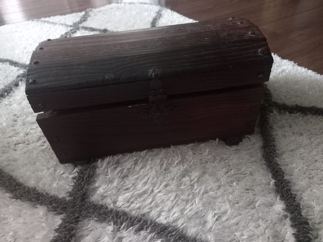 Cofre de madera hecho a mano