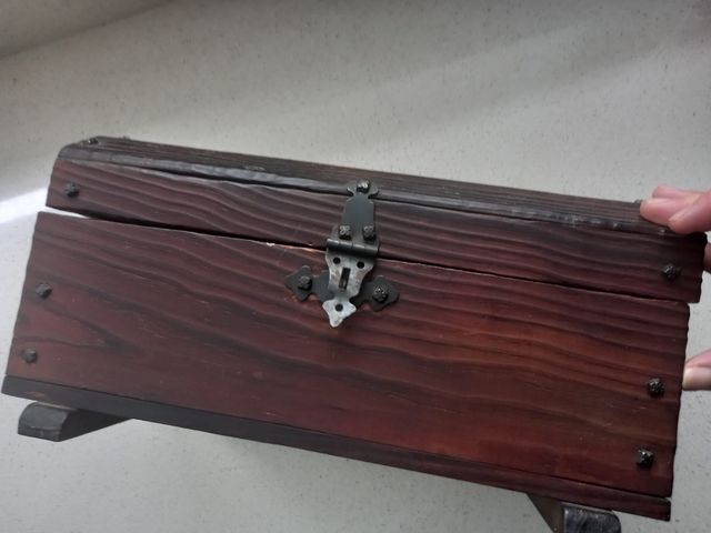 Cofre de madera hecho a mano
