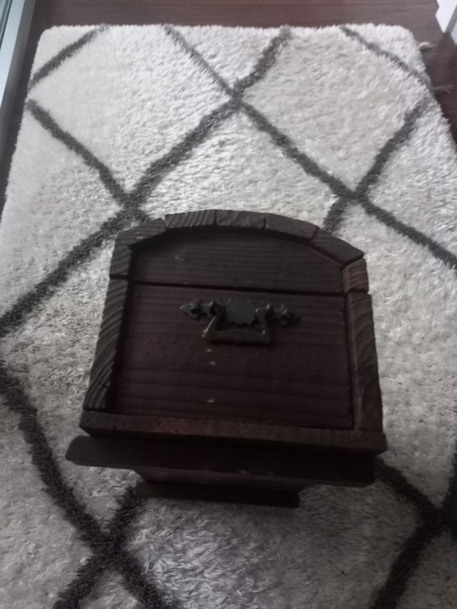 Cofre de madera hecho a mano