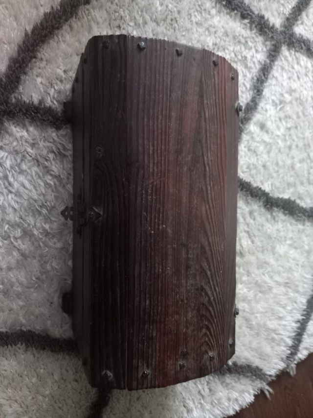 Cofre de madera hecho a mano