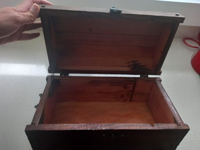 Cofre de madera hecho a mano