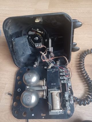 Telefono antiguo de baquelita.
