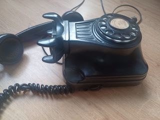 Telefono antiguo de baquelita.