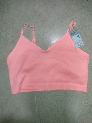 top con sujetador debajo