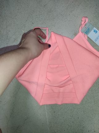 top con sujetador debajo