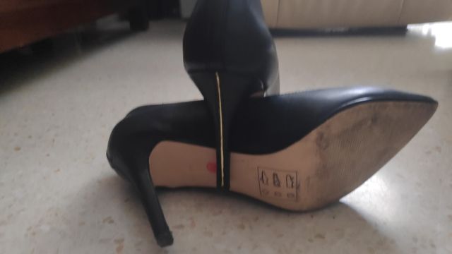 Zapatos de salón color negro de piel