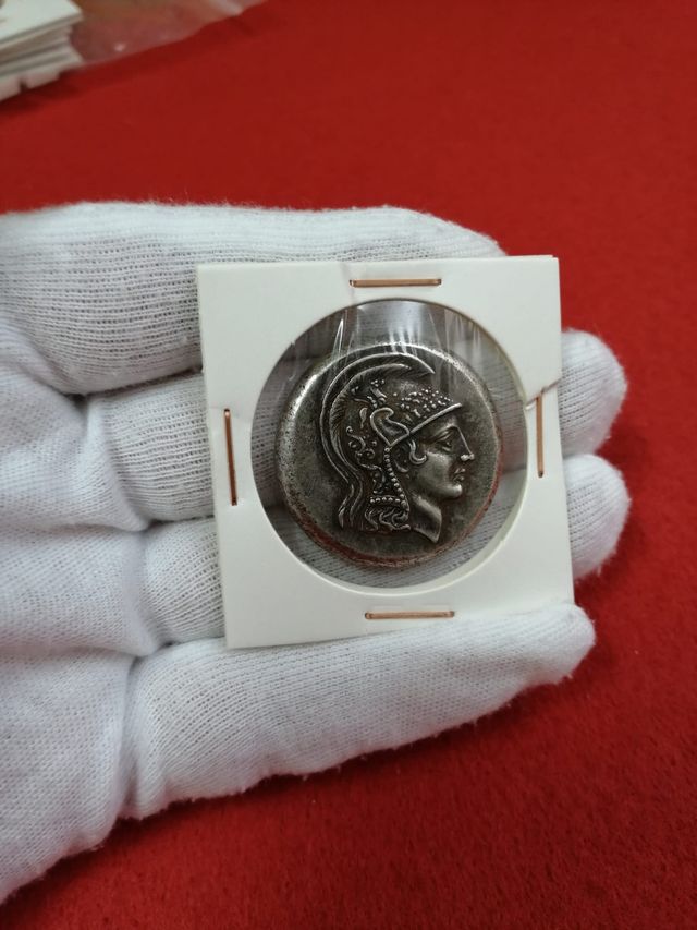 Moneda Griega precintada buen relieve y pátina
