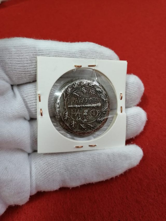 Moneda Griega precintada buen relieve y pátina