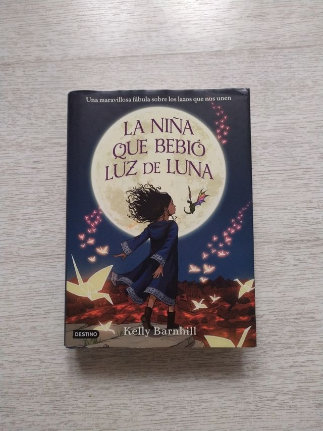 La niña que bebió luz de Luna