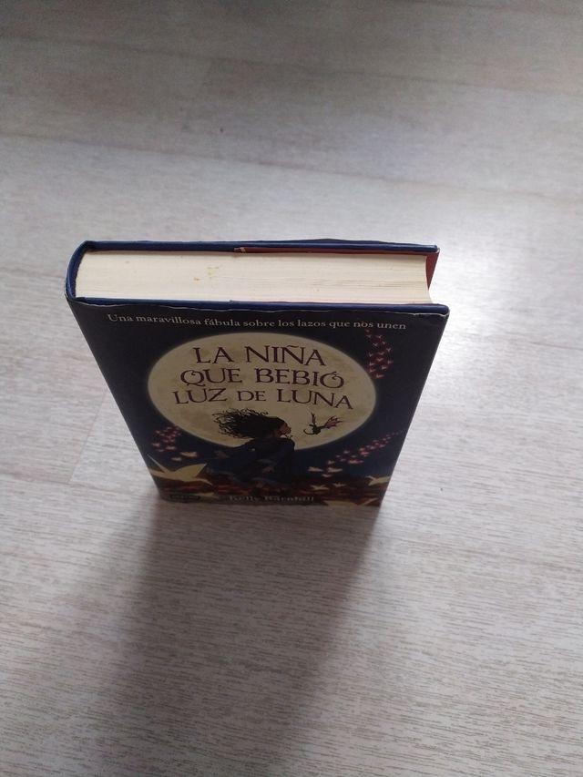 La niña que bebió luz de Luna