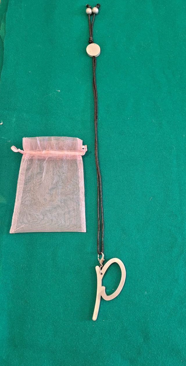 Collana con lettera P in alluminio