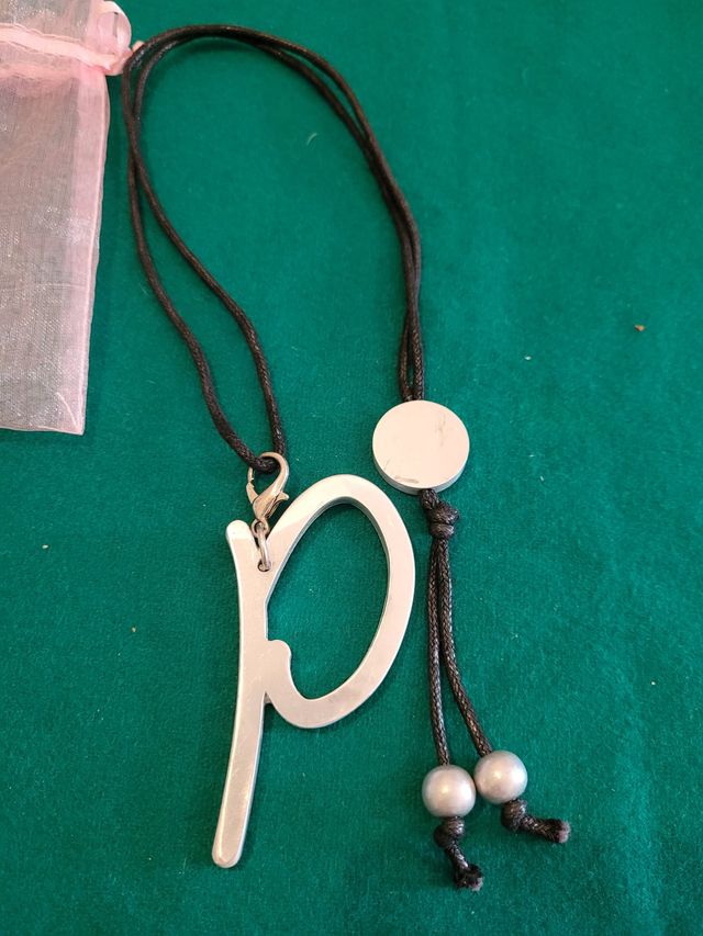 Collana con lettera P in alluminio
