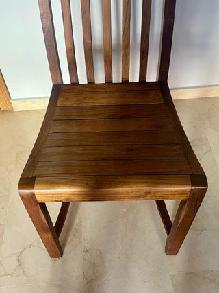 MESA CON CUATRO SILLAS EN TECA