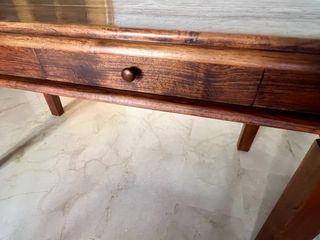 MESA CON CUATRO SILLAS EN TECA
