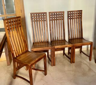 MESA CON CUATRO SILLAS EN TECA