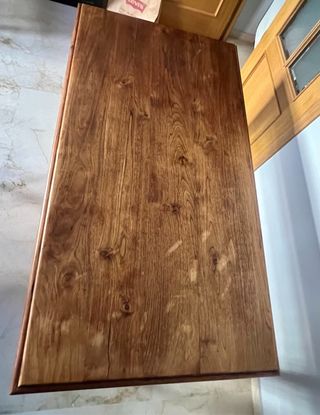 MESA CON CUATRO SILLAS EN TECA