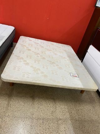 base tapizada de 1,50 x 1,80 con patas
