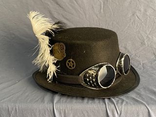 gorro con gafas y pluma chistera