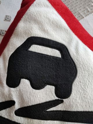 Cojín con forma de señal de tráfico