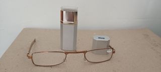 Gafas antiguas plegables en su funda.