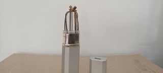 Gafas antiguas plegables en su funda.