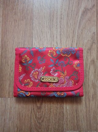A ESTRENAR MONEDERO MOSCHINO
