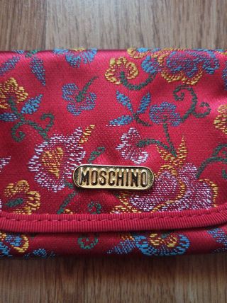 A ESTRENAR MONEDERO MOSCHINO