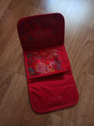 A ESTRENAR MONEDERO MOSCHINO