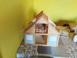 Casa de muñecas de madera.