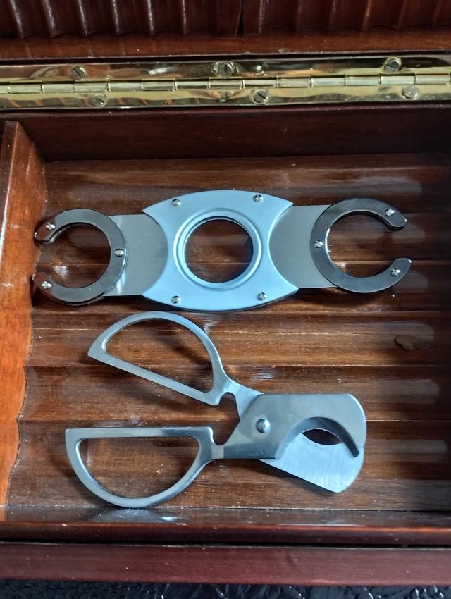 Cigarrera de piel con accesorios