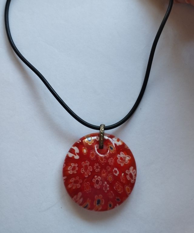 Colgante de cristal rojo con flores