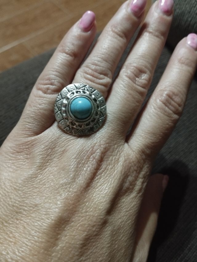 Anillo redondo con piedra turquesa