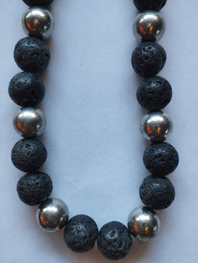 Collar de bolas negras y plateadas