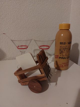 Copas coctel, botella, aperitivos