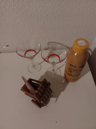 Copas coctel, botella, aperitivos