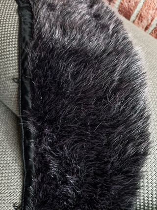 Cuello pelo sintetico grisáceo 