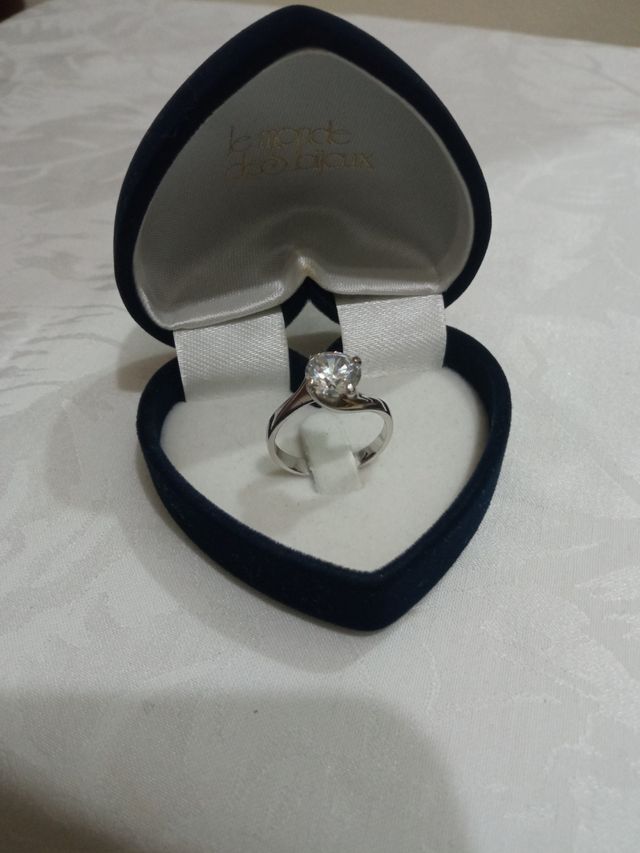 Anello solitario con bellissimo zircone bianco