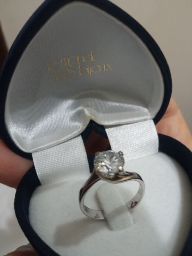 Anello solitario con bellissimo zircone bianco